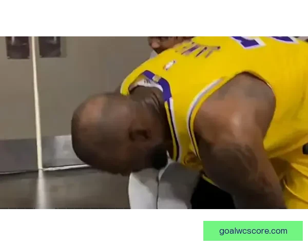 詹姆斯赛后暖心致敬ESPN女记者：原本该去冰敷但我必须回来你太棒了